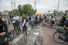 910664 Afbeelding van fietsers bij de Vredenburgknoop te Utrecht.